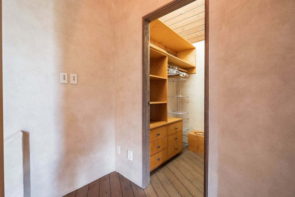 Primary bedroom - Walk-in closet