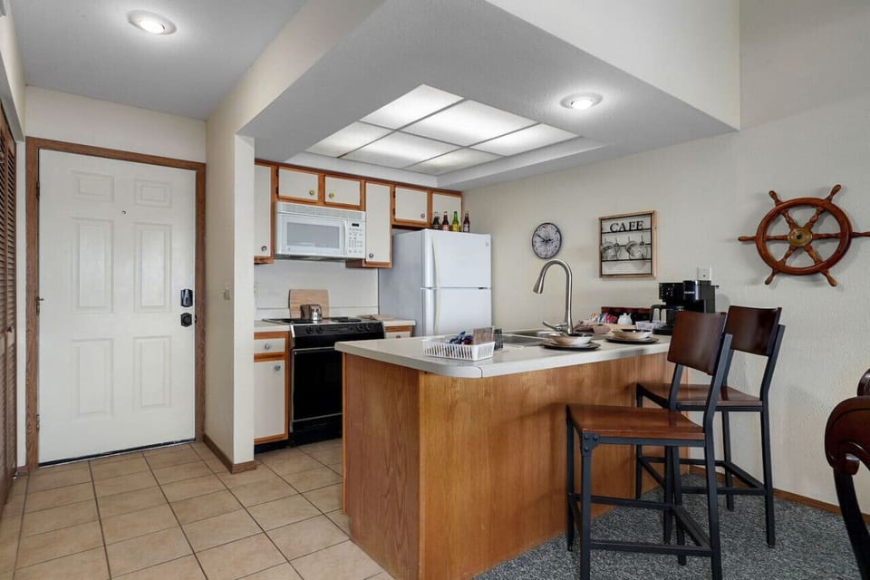 Fully equipped kitchen for dining in!