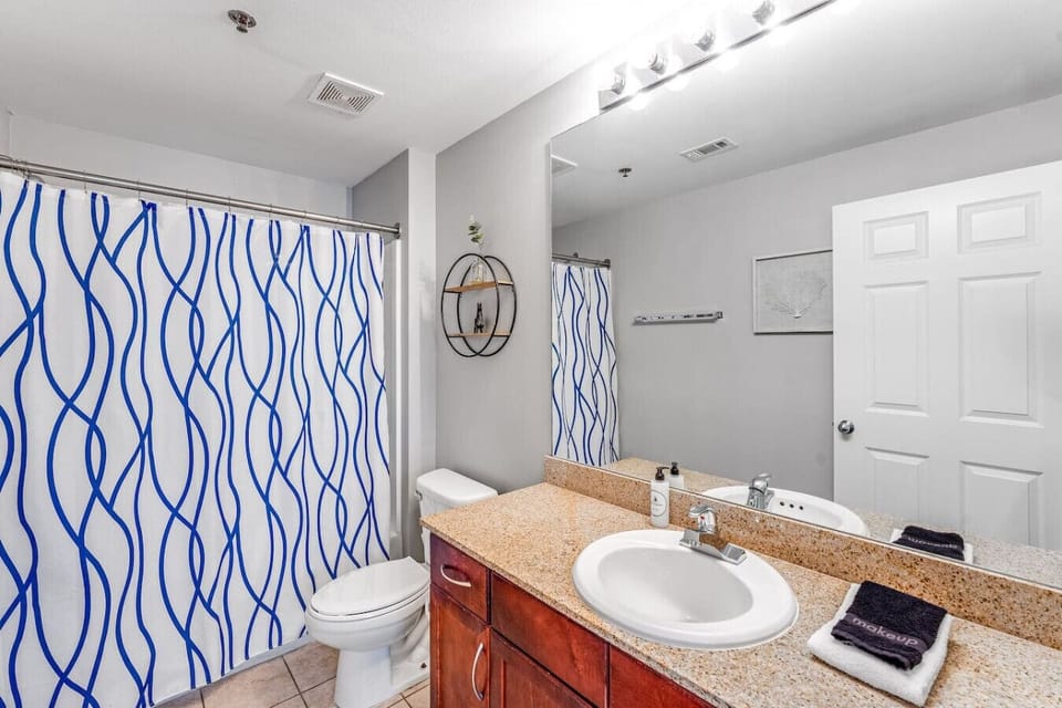 Ensuite Bathroom with Tub/Shower Combo
