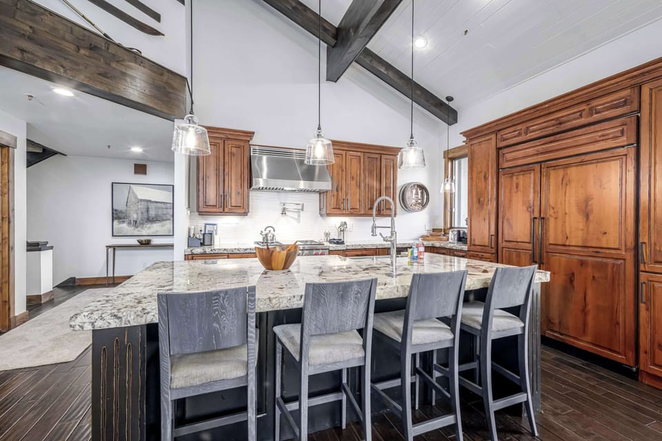 Kitchen: Well-equipped, like new appliances, Keurig coffee machine, crockpot, blender, kitchen bar with 7 bar stools