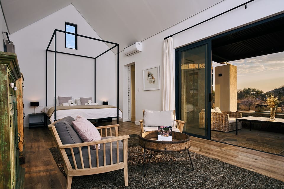 Luxury Suite, Garden View | Living area