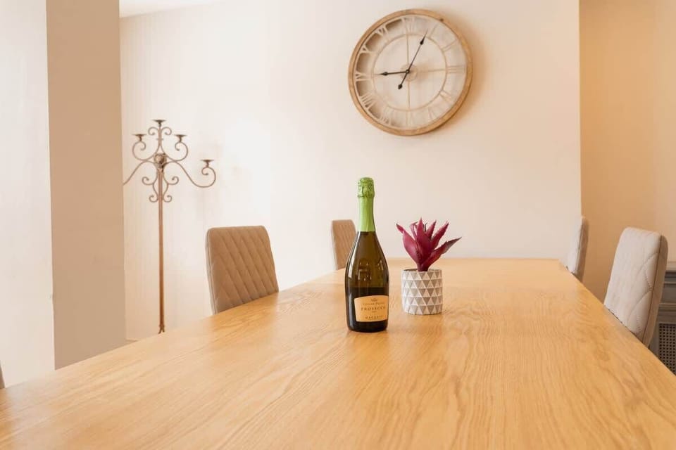 Home 2 - The Open Plan Living Space: enjoy an evening with family/friends sat around the homes' dining table.