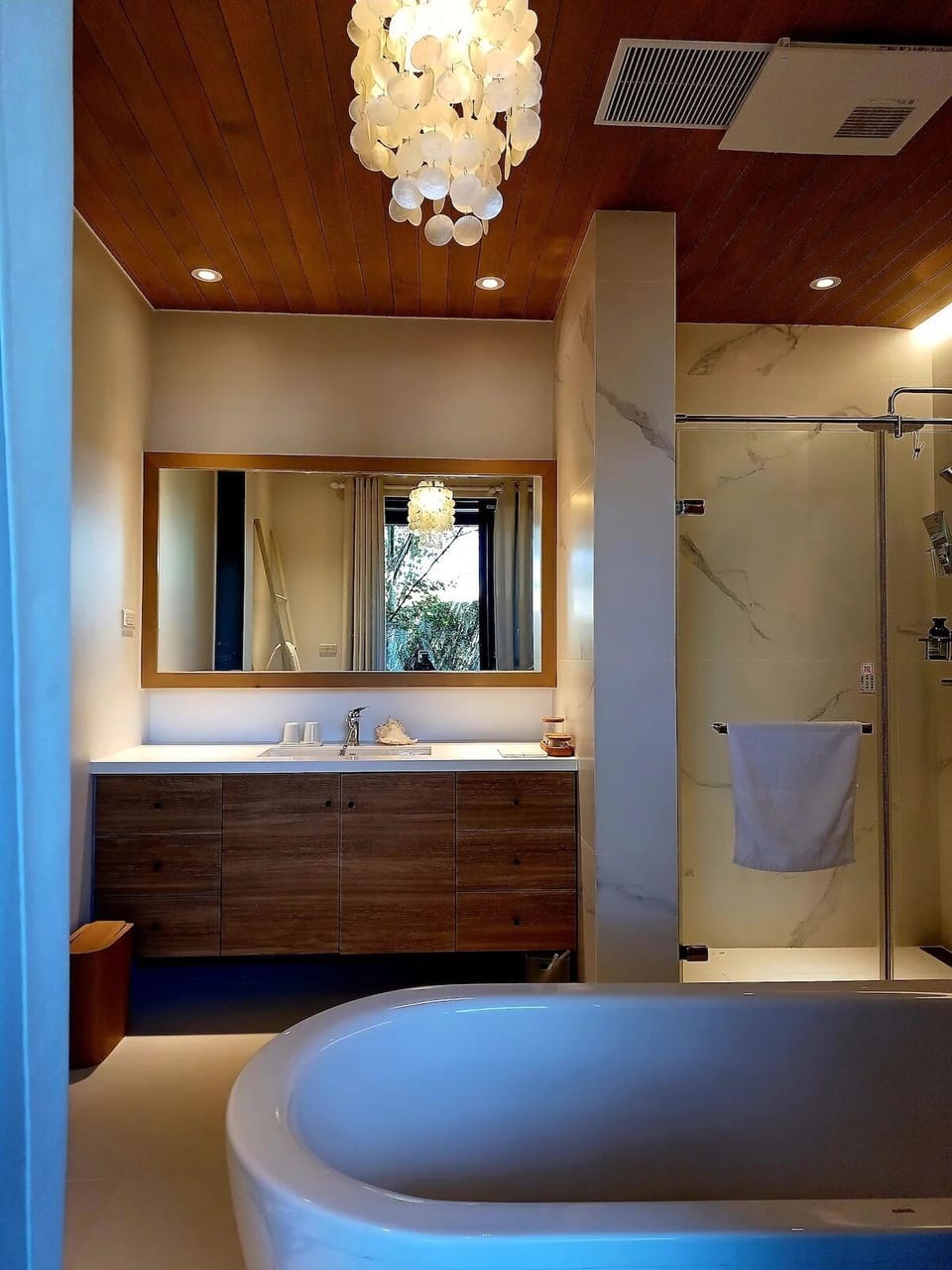 Gallery Cabin, Lake View | Bathroom | Shampoo, toilet paper