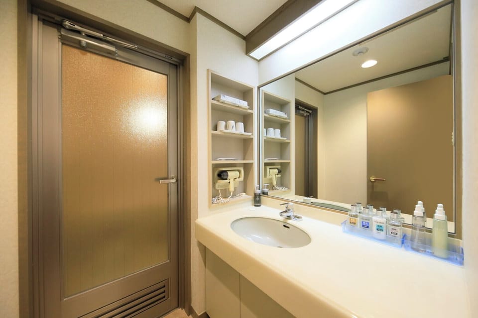 Deluxe Room, Non Smoking | Bathroom sink