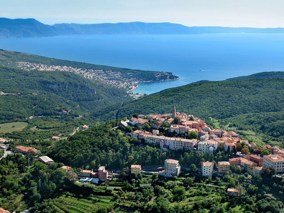 Highland, Hill, Landscape, Residential Area, Hill Station, Coastal And Oceanic Landforms, Human Settlement, Coast, Bird'S-Eye View, Village