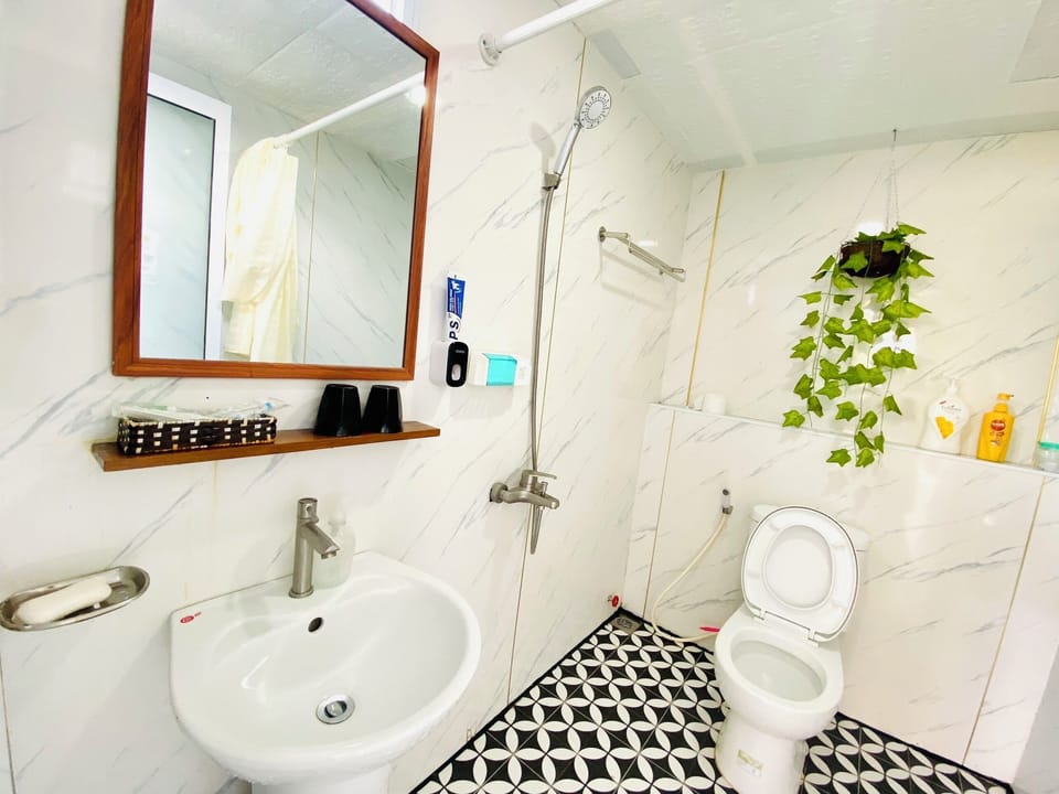 Deluxe Double Room, Balcony | Bathroom | Hair dryer, slippers, towels, soap