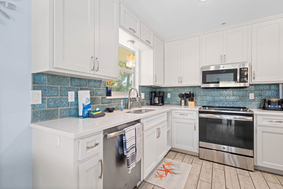 Simple kitchen layout w/ stainless appliances