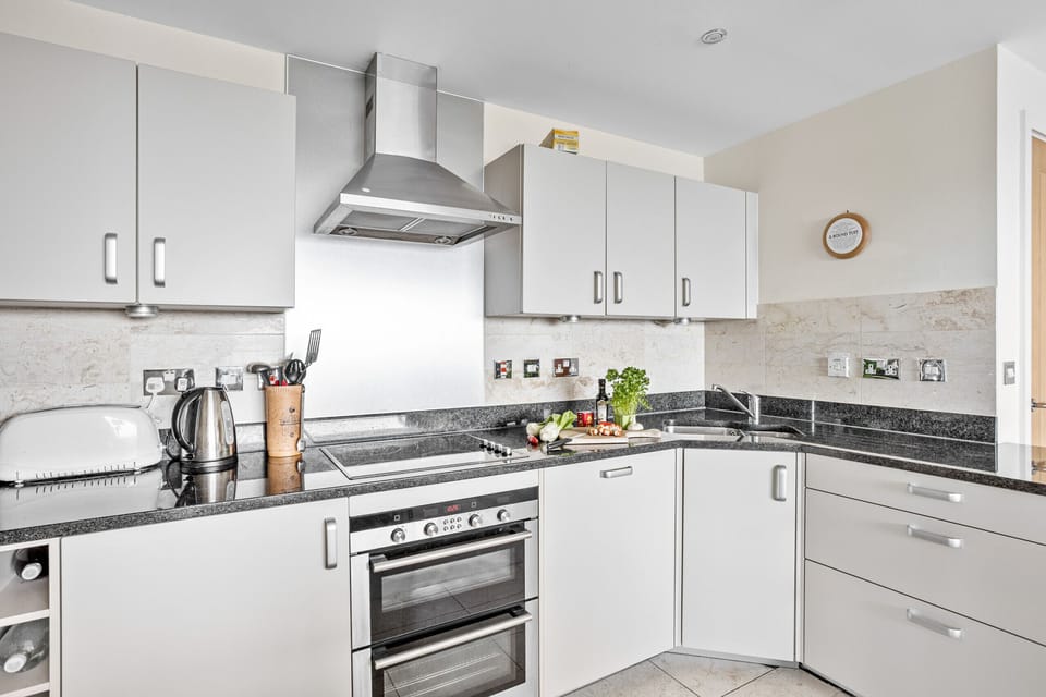 Fresh Escapes - B6 Masts - Sleeps 6 -Torquay - Sea View