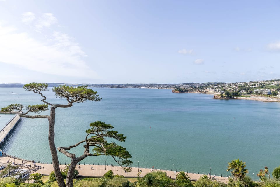 Family bathroom - Fresh Escapes - B6 Masts - Sleeps 6 -Torquay - Sea View