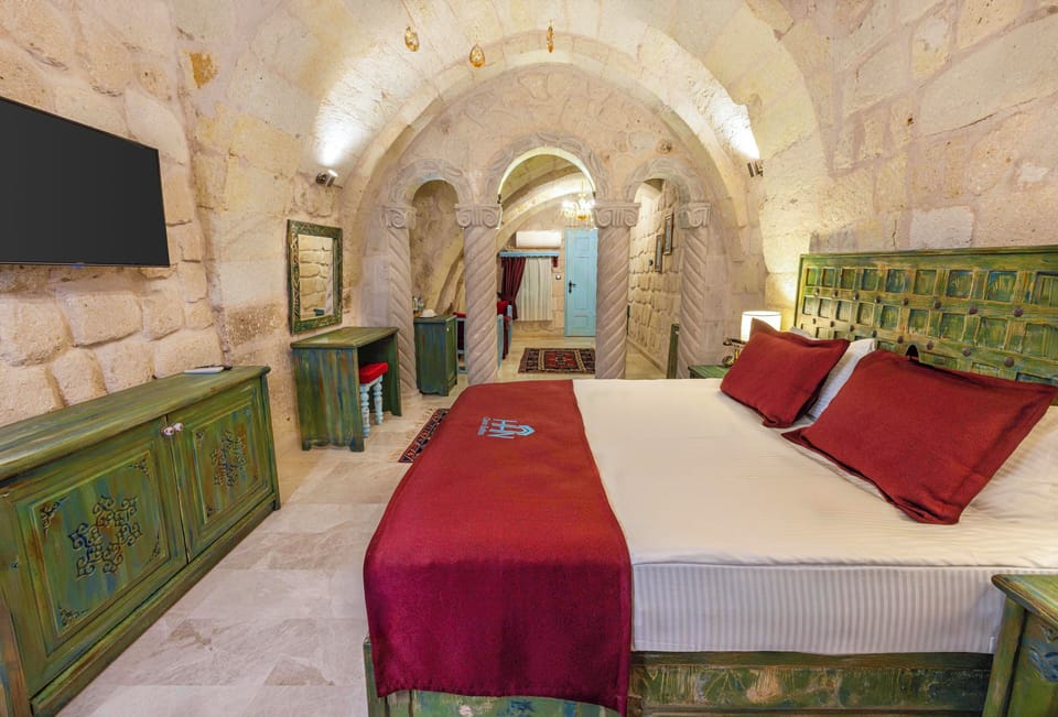 Suite | Premium bedding, minibar, in-room safe, laptop workspace