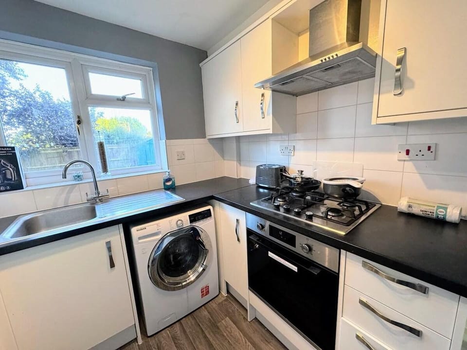 House | Private kitchen | Fridge, microwave, oven, stovetop