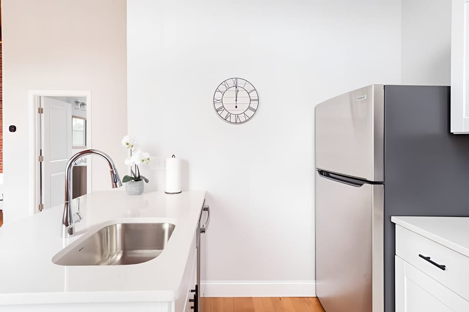 Cute kitchen with everything you would need!