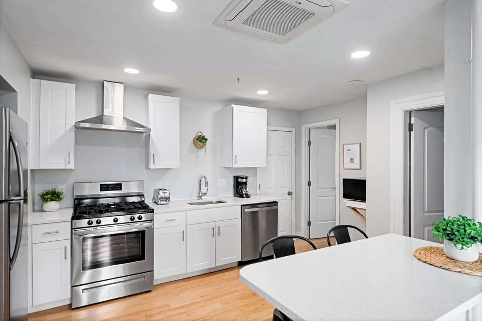 Full kitchen for cooking!