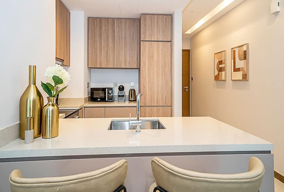 Deluxe Room, Balcony, City View | In-room dining