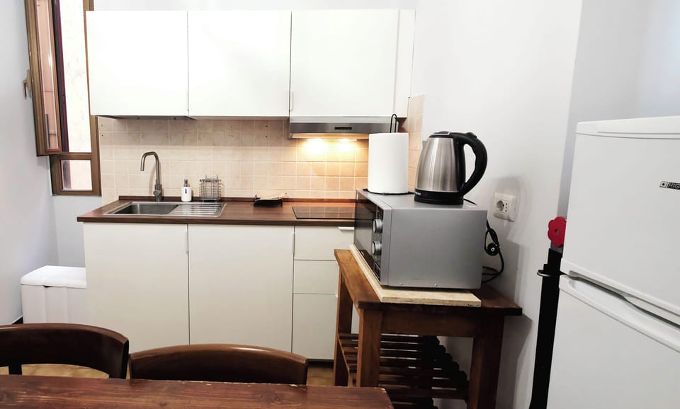 City Apartment, Air conditioning, City View | Private kitchen | Fridge, stovetop, espresso maker, coffee/tea maker