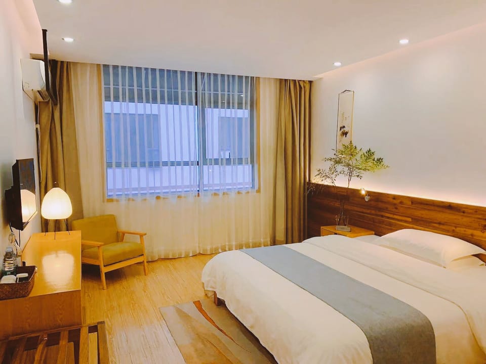 Comfort Double Room, 1 King Bed, Non Smoking, Private Bathroom | Desk, laptop workspace, WiFi (free)