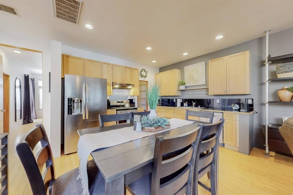 Full kitchen with all the items needed for great meal