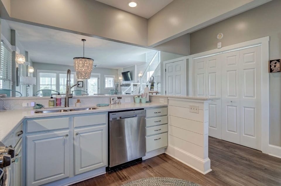 NEW GOURMET KITCHEN