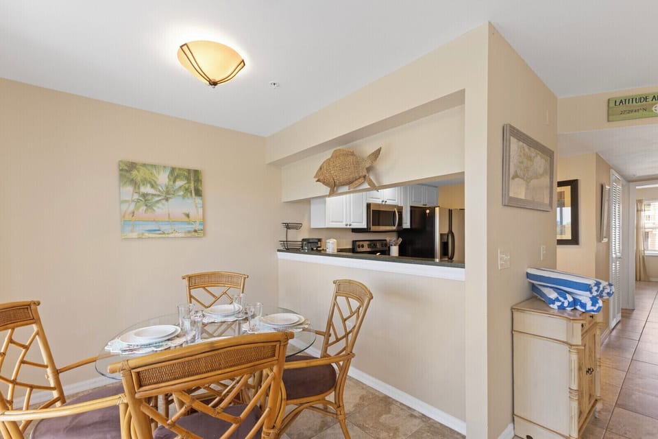 Dining area with breakfast bar