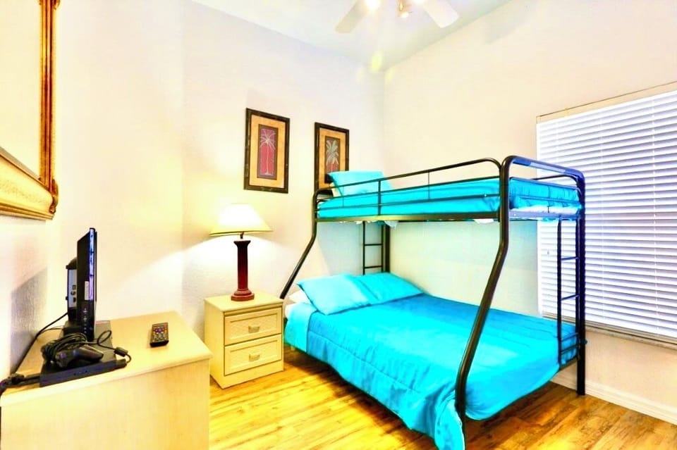 Bedroom 4: Bunk beds