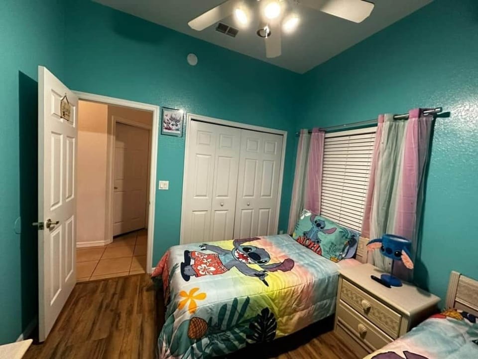 themed twin bedroom