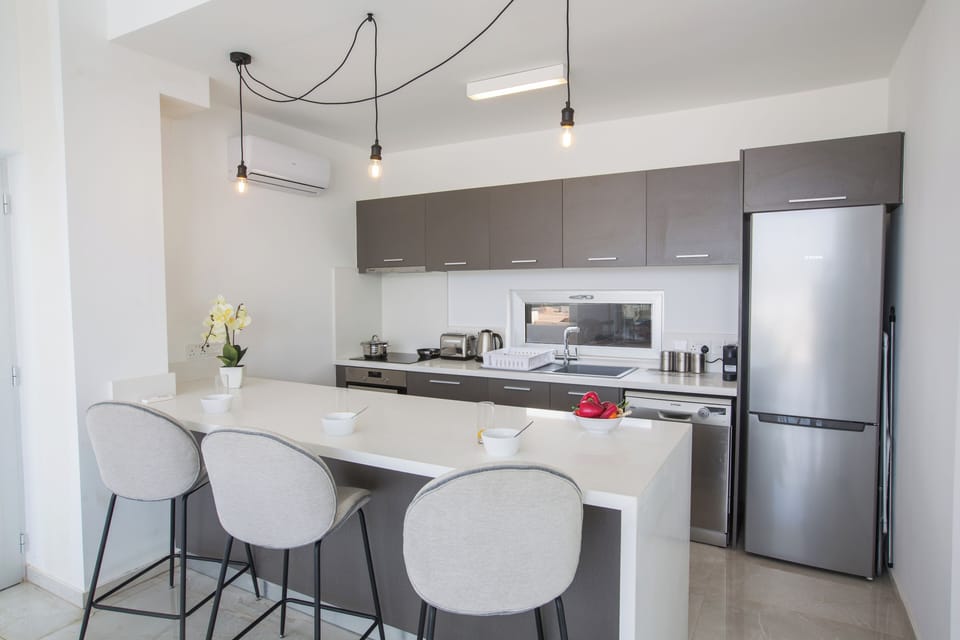 Fully Equipped Kitchen including island with extra seating for 3 people