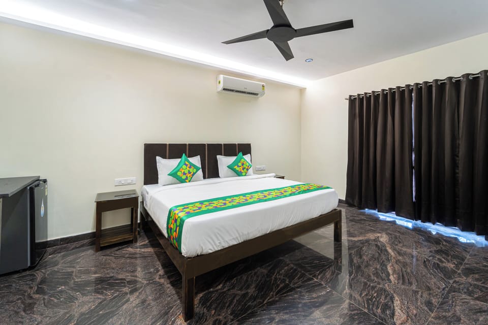 Deluxe Room | Desk, blackout drapes, iron/ironing board, rollaway beds