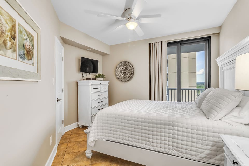 Second bedroom, queen bed