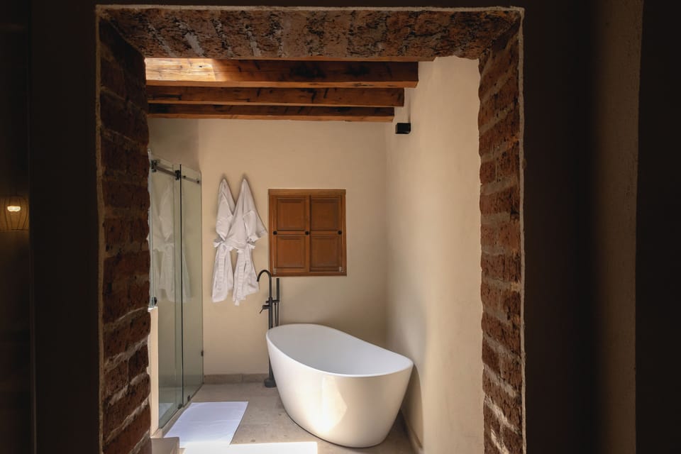 Presidential Double Room, Courtyard View | Bathroom | Free toiletries, hair dryer, slippers, towels