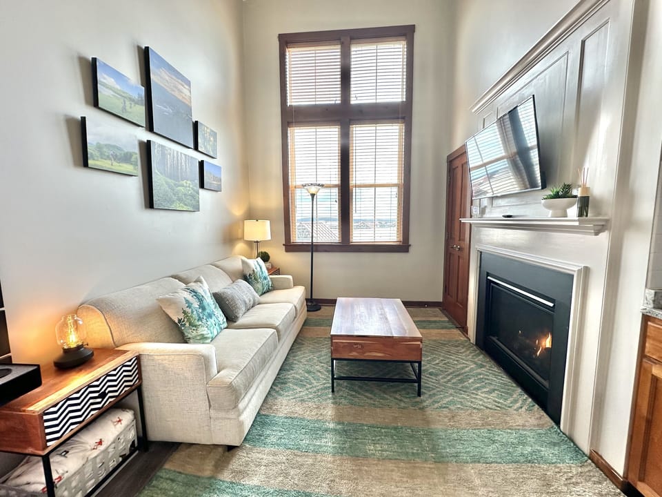 Home Decor, Indoors, Floor, Furniture, Table