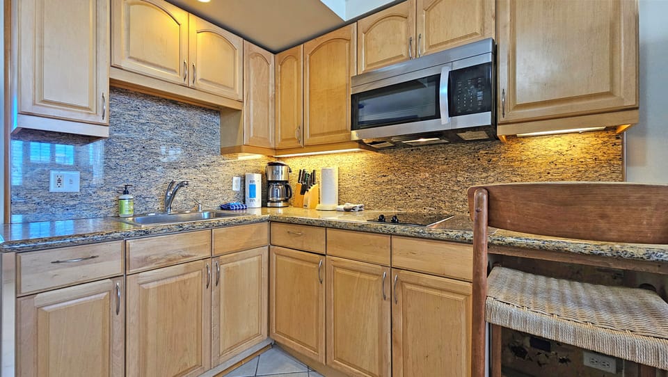 FULL KITCHEN