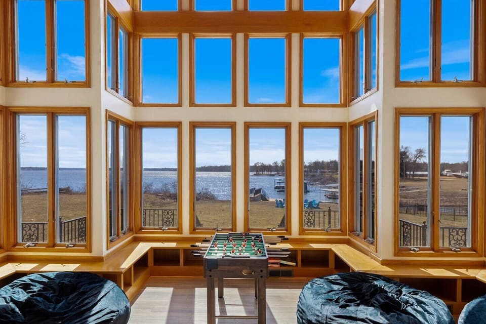 Fantastic Panoramic view of the lake from floor the ceiling windows. Games for the entire family. 