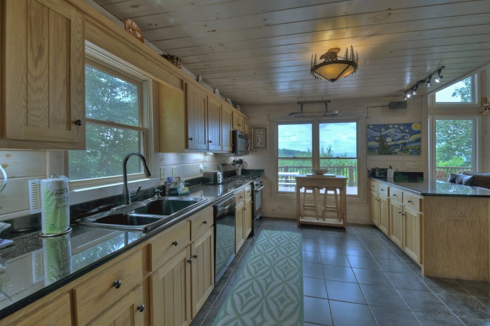 Fully Stocked Kitchen 