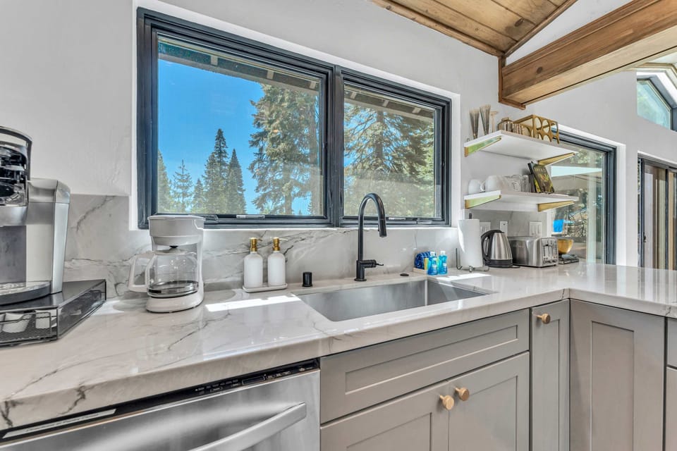 Kitchen: Well-equipped kitchen, updated appliances, modern style, kitchen bar with 4 bar stools, Keurig coffee machine