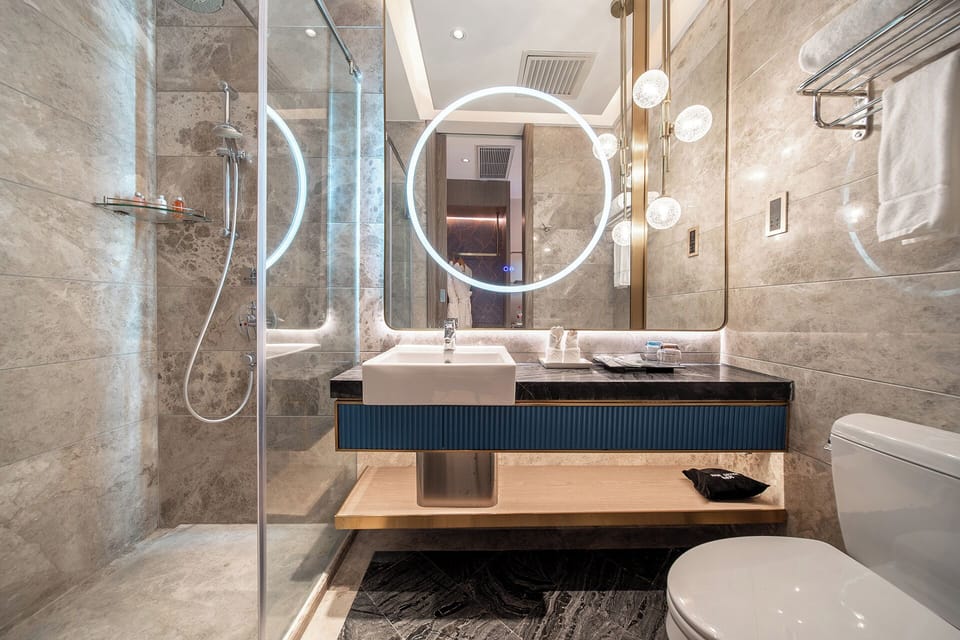 Superior Double Room | Bathroom | Shower, rainfall showerhead, free toiletries, hair dryer