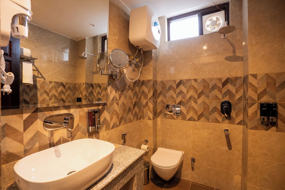 Deluxe Double Room, Balcony | Bathroom | Free toiletries, hair dryer, slippers, towels