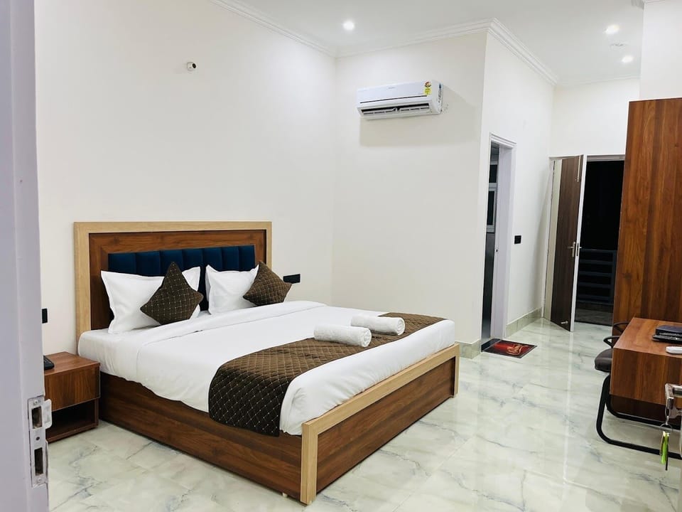 Laptop workspace, iron/ironing board, free WiFi, wheelchair access