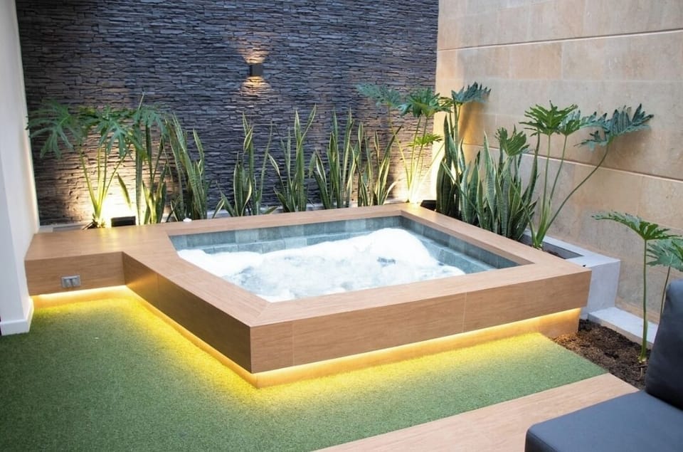 Outdoor spa tub