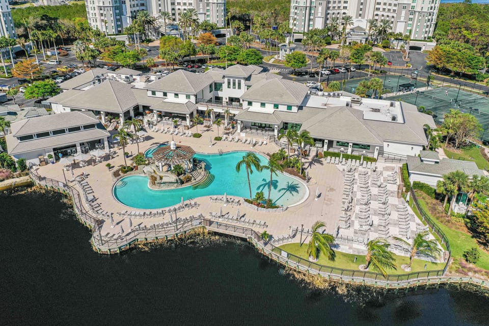 DN905 - Welcome to The Dunes, Naples, a resort style community surrounded by world-class
amenities and walking distance to the beach.