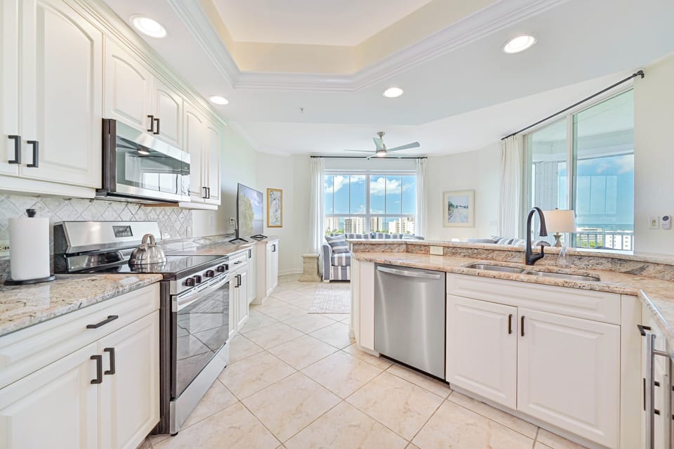 DN905 - Fully equipped kitchen with island