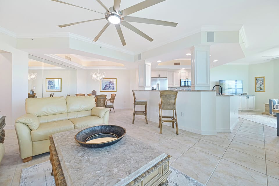 DN905 - Living and kitchen with island