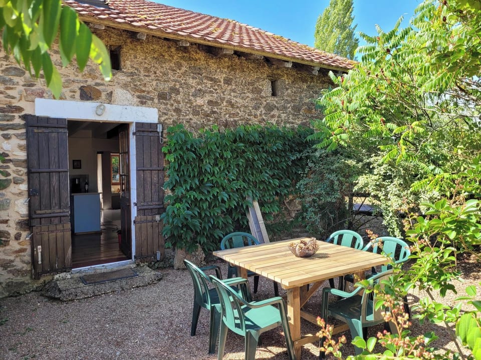 Gite La Vigne backside garden dining
