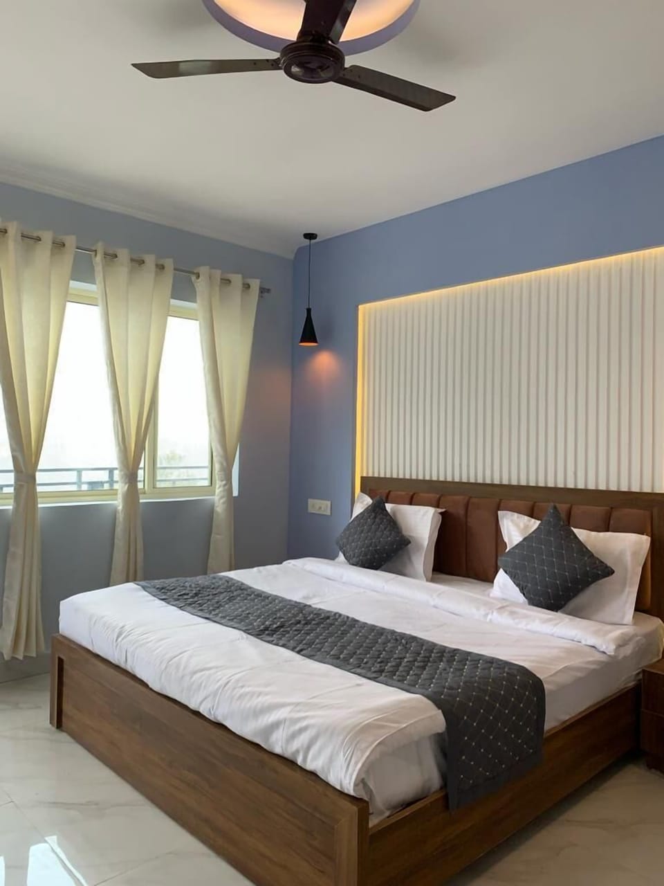 Superior Room, Mountain View | Iron/ironing board, free WiFi