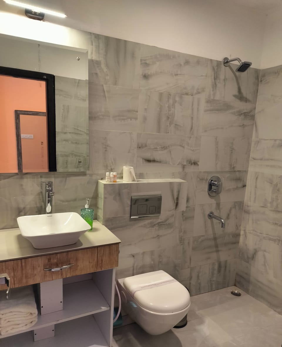 Deluxe Room, Mountain View | Bathroom | Shower, slippers, towels, soap
