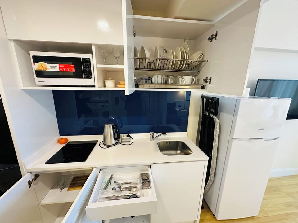 Deluxe Studio, Balcony, Sea View | Private kitchen