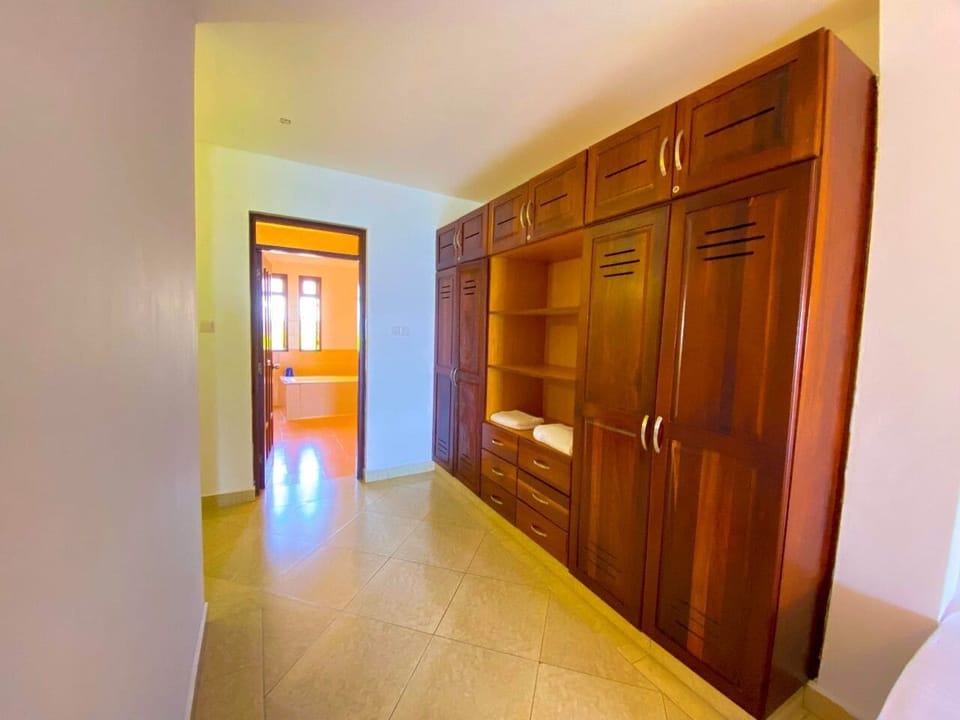 Luxury Apartment, Beach View | Wardrobe