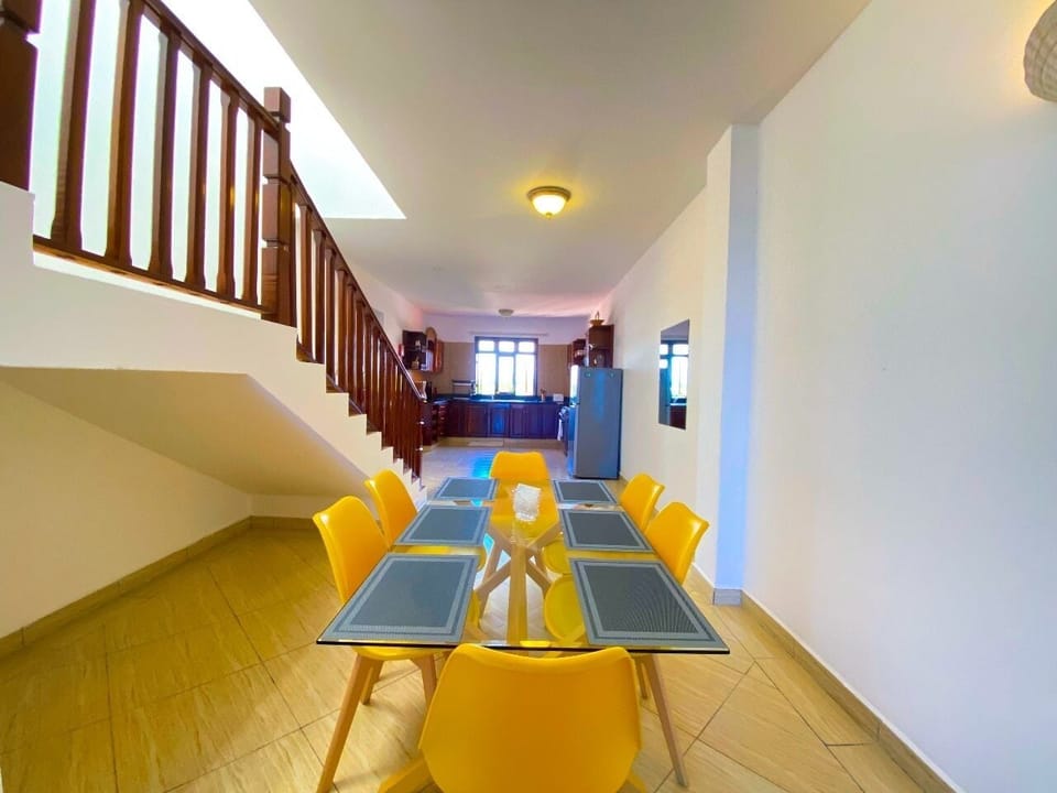 Luxury Apartment, Beach View | Dining room