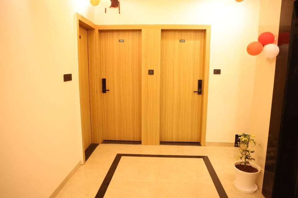 Classic Room, City View | In-room dining