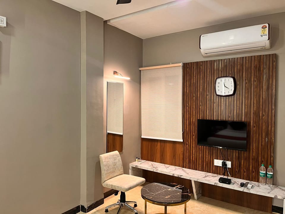 Deluxe Room, City View | Iron/ironing board (on request), WiFi (free)
