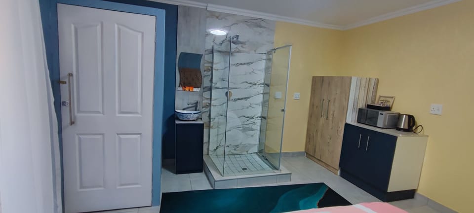 Deluxe Double or Twin Room, Courtyard View | Hypo-allergenic bedding available, blackout drapes, WiFi (free)